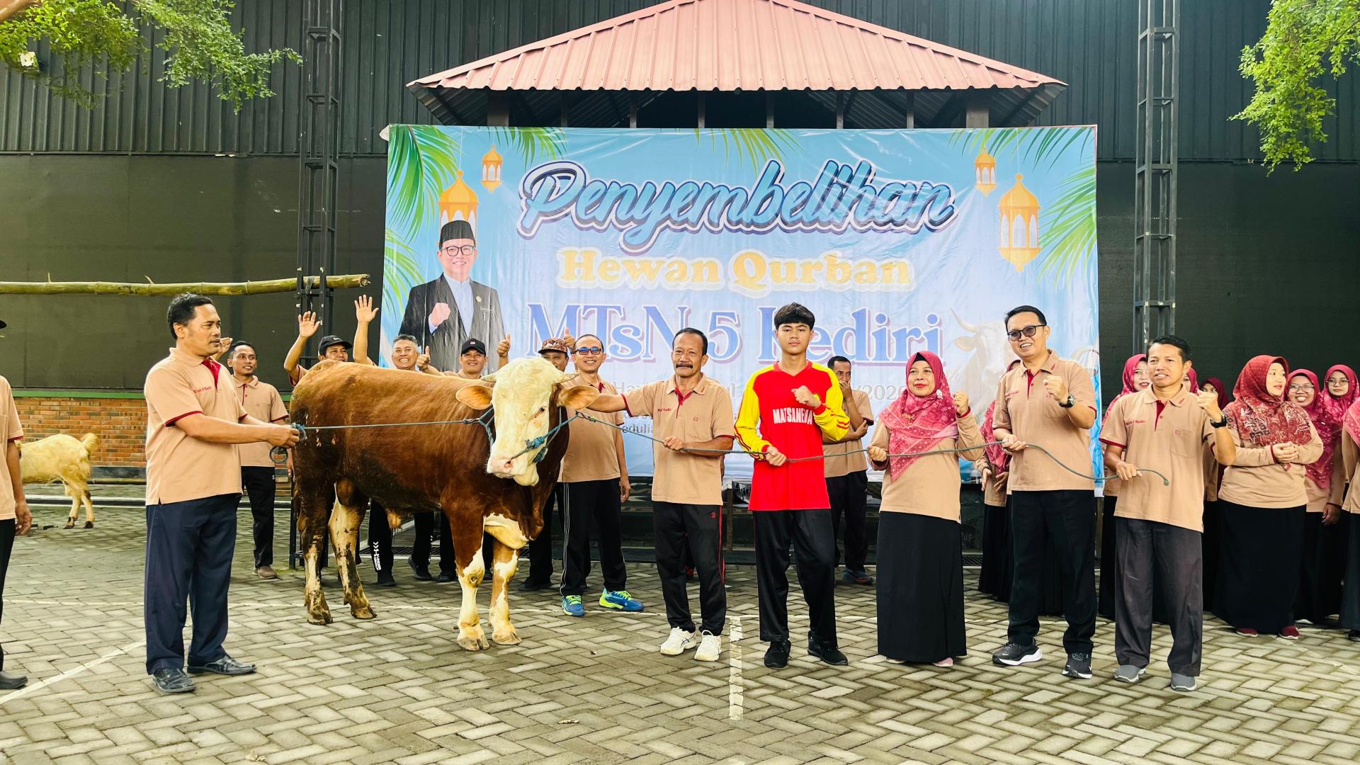 Semangat Kebersamaan Warnai Kegiatan Qurban dan Masak Bersama di MTsN 5 Kediri